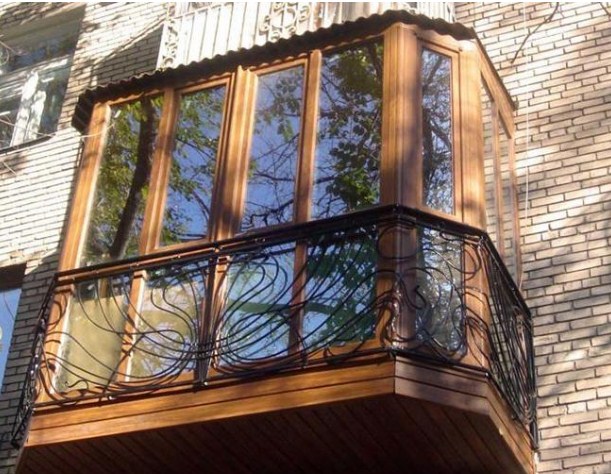 Остекление балкона деревянными рамами, их виды и особенности монтажа