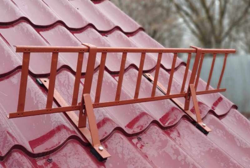 Установка снегозадержателей на крыше своими руками и выбор конструкции