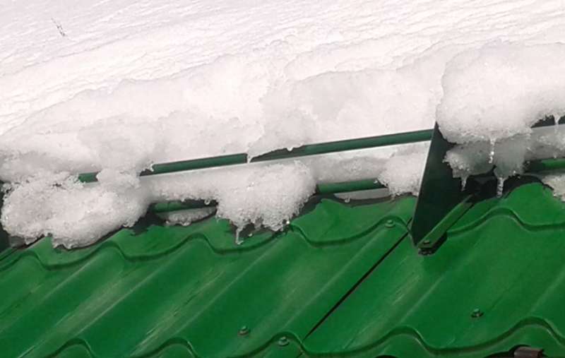 Установка снегозадержателей на крыше своими руками и выбор конструкции