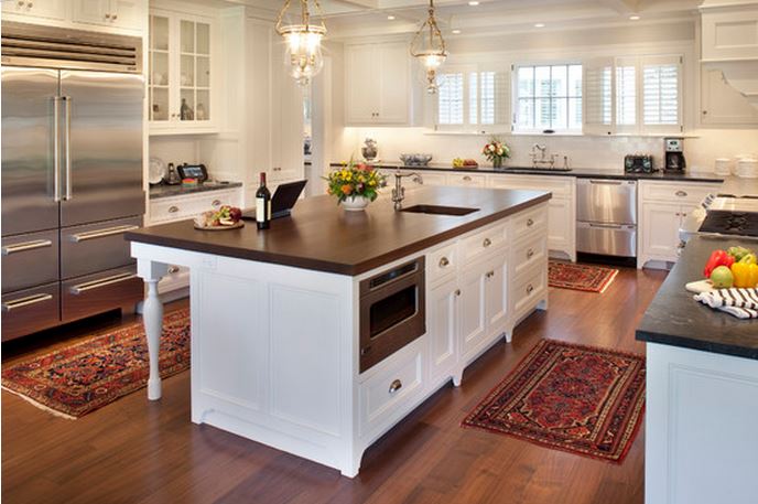 Белая кухня с деревянной столешницей: какой тип дерева лучше?