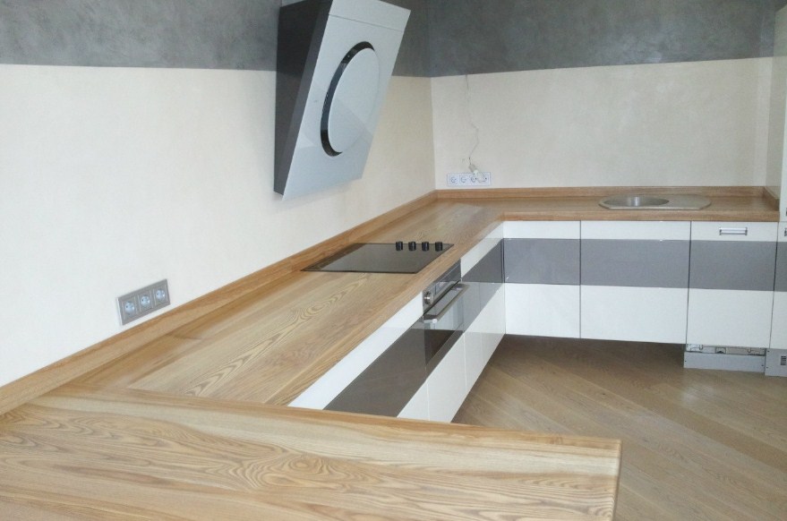 Белая кухня с деревянной столешницей: какой тип дерева лучше?