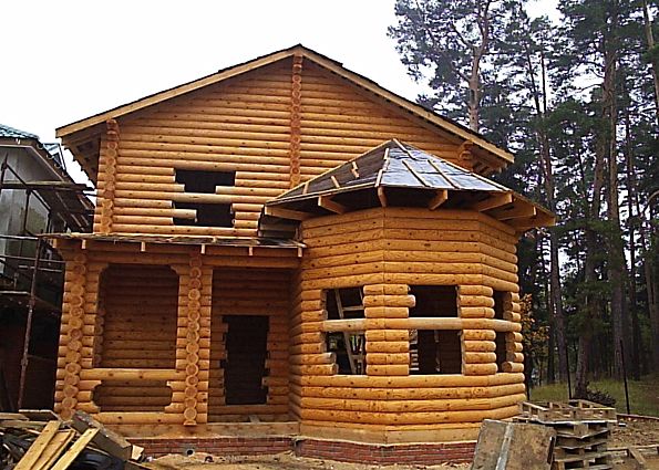 Деревянные дома из бревна с эркером