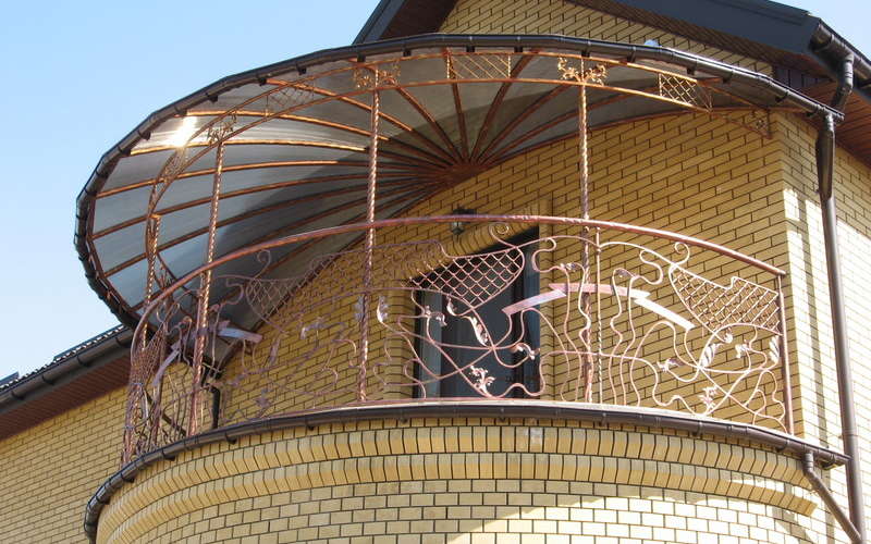 Навес (козырек) над балконом: виды, особенности монтажа