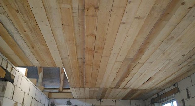 Подшивка чернового потолка по деревянным балкам: устройство и выбор материала