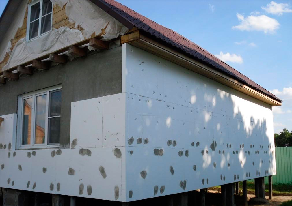 Утепление деревянного дома пенопластом снаружи: правильная технология и инструкция