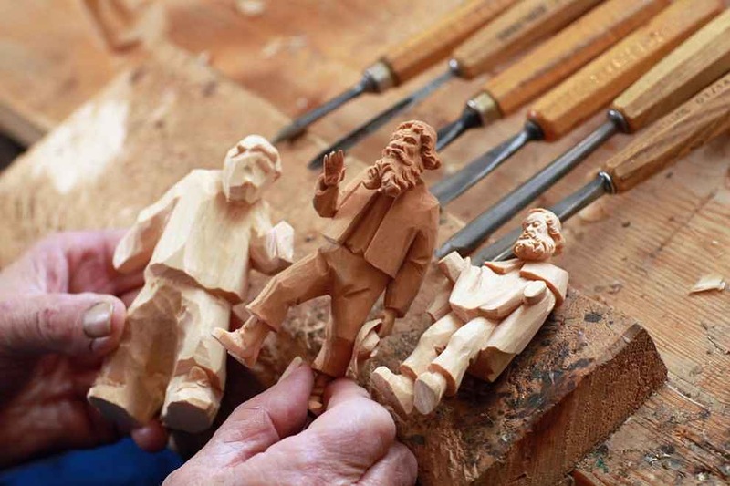 Фигурки животных из дерева своими руками: поэтапное вырезание резных статуэток