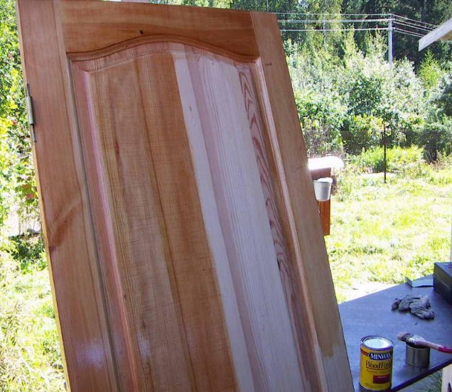 Грунтование, обработка и покраска деревянных дверей: все особенности процесса
