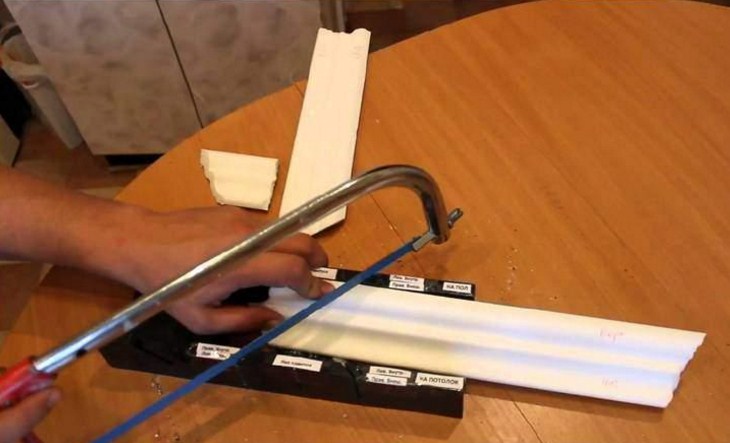 Как зарезать потолочный плинтус: как правильно и под каким углом, видео инструкция