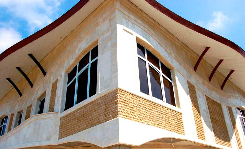 Отделка фасада частного дома – особенности выбора строительных материалов и способов работы