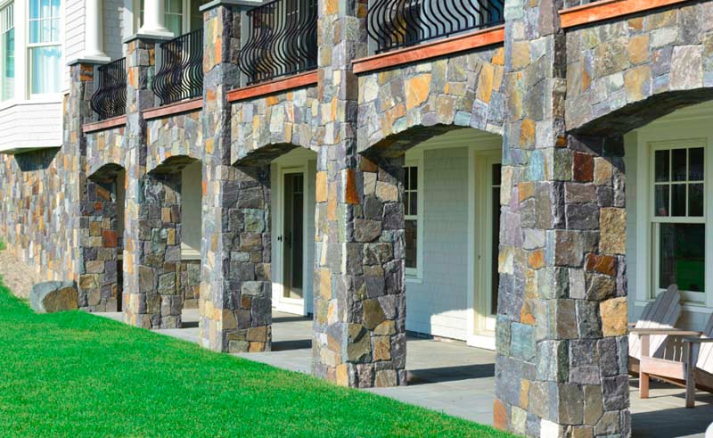 Отделка фасада частного дома – особенности выбора строительных материалов и способов работы