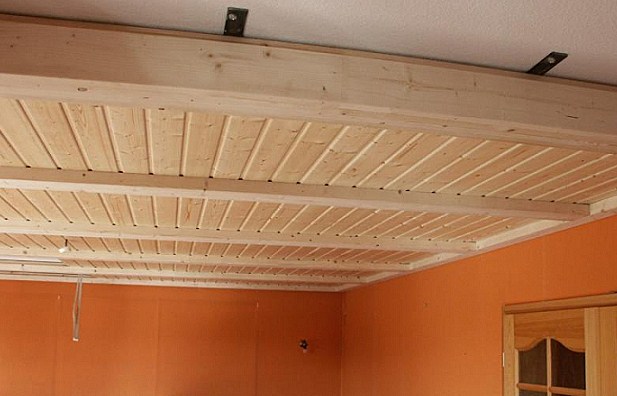 Варианты отделки потолка в деревянном доме: материалы для обшивки и этапы выполнения работ