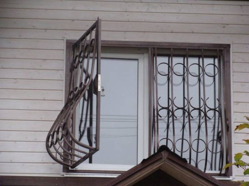 Кованые решётки на окна: виды, особенности изготовления и установки