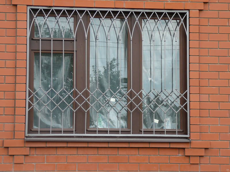 Кованые решётки на окна: виды, особенности изготовления и установки