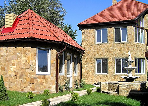 Облицовка фасада дома натуральным камнем