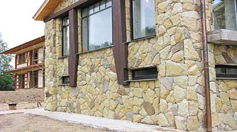 Облицовка фасада дома натуральным камнем