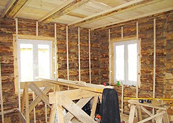 Как выровнять стены в деревянном доме