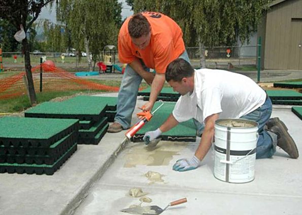 Тротуарная резиновая плитка: характеристики, область применения, преимущества и недостатки, особенности и этапы укладки на бетонное и грунтовое основание