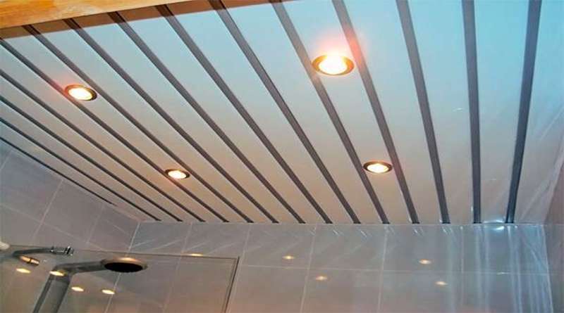 Почему стоит выбрать реечный подвесной потолок для ванной комнаты и кухни? Технология монтажа своими руками
