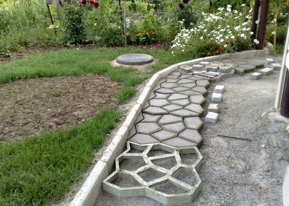 Садовые дорожки своими руками: бетонная дорожка, из гальки и искусственного камня, из лиственницы. Их преимущества и недостатки, особенности монтажа, советы и рекомендации
